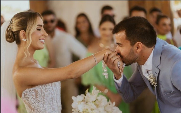 Casamento junto ao mar, pé na areia e sol além do tropical
