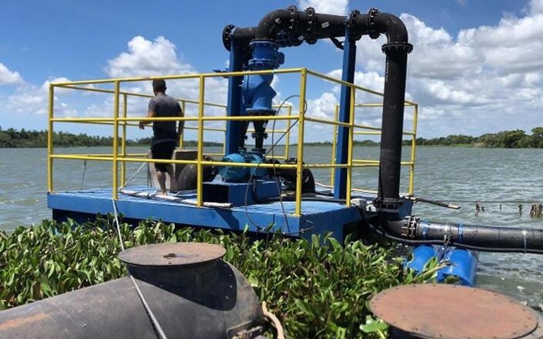 Casal trabalha para garantir abastecimento de água em Piaçabuçu