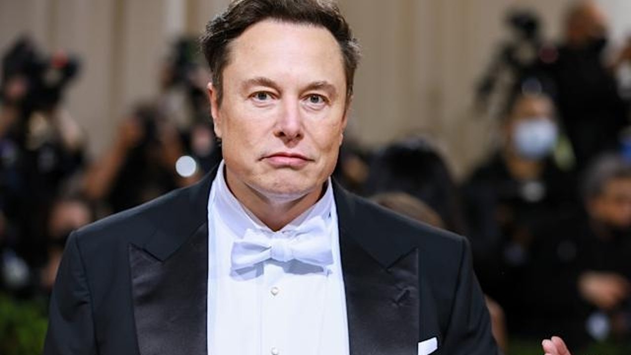 Musk fala em comprar Manchester United, mas depois diz que era piada