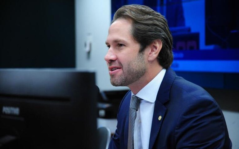 Projeto de Pedro Vilela que pune com perda de cargo ou mandato condenado por violência contra a mulher tem requerimento de urgência aprovado