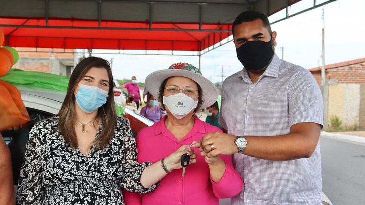 Deputada Tereza Nelma entrega veículo para Conselho Tutelar de Piranhas