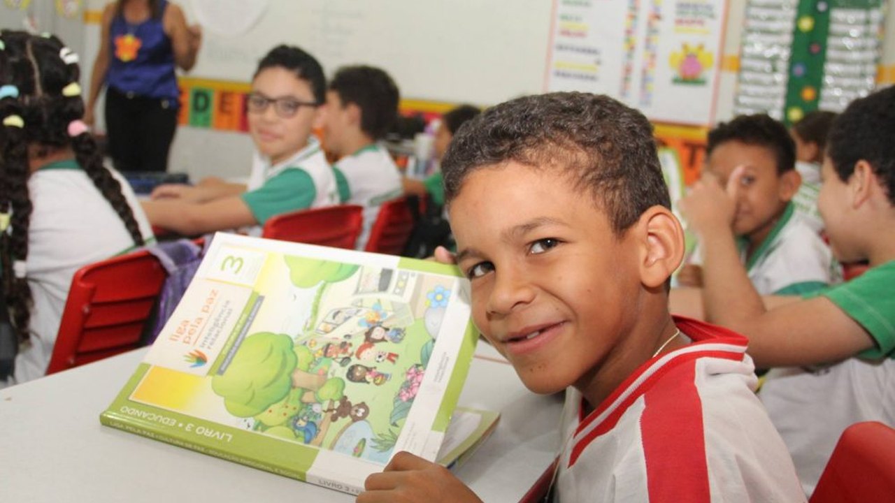 Alunos da rede municipal de Arapiraca recebem kits nutricionais