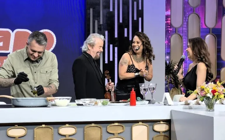 Adriana Sanchez é uma das convidadas da reunião de amigos de Amanda Françozo