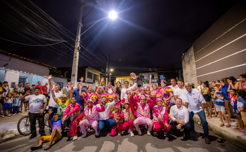 Prefeito JHC entrega nova iluminação em led na Grota das Piabas, no Jacintinho