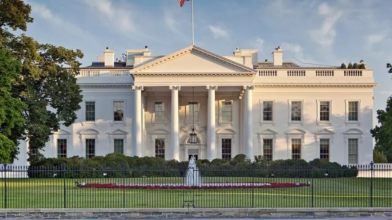 Casa Branca compartilha foto oficial de Biden substituída por imagem de assinatura automática