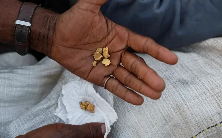 Ouro fecha em alta diante de prolongamento do shutdown nos EUA e dados de emprego