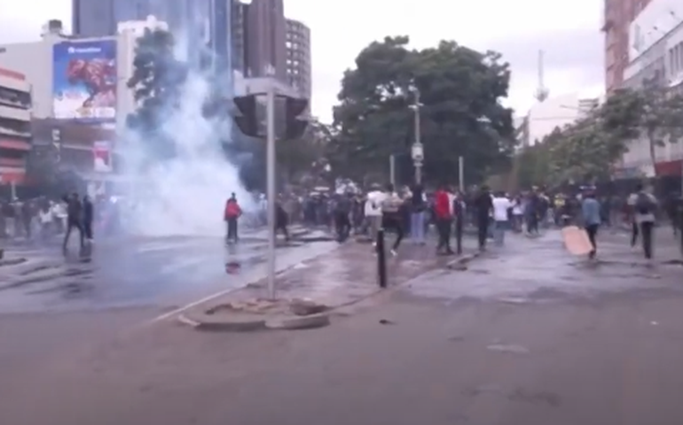 Fotos capturam o momento em que policial atira em homem durante protestos no Quênia