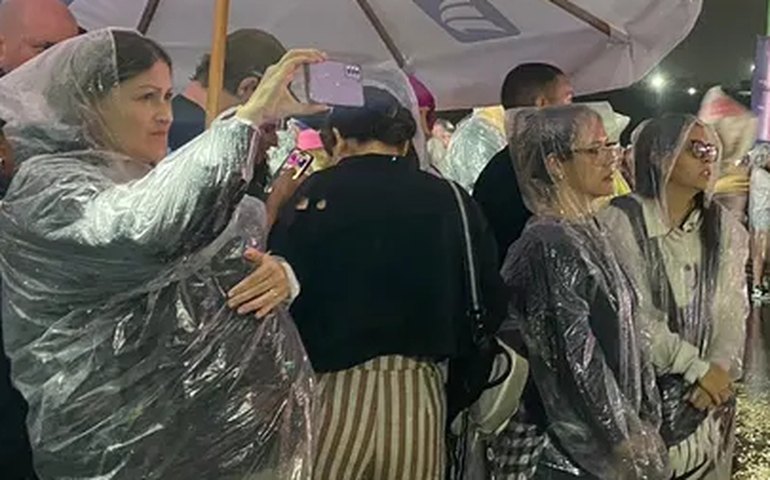 Com chuva, público faz fila em loja do The Town para capa de R$ 20 e moletom de R$ 220