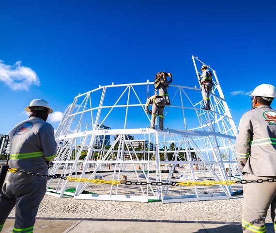 Prefeitura de Maceió inicia montagem da árvore de Natal de 34 metros na Ponta Verde