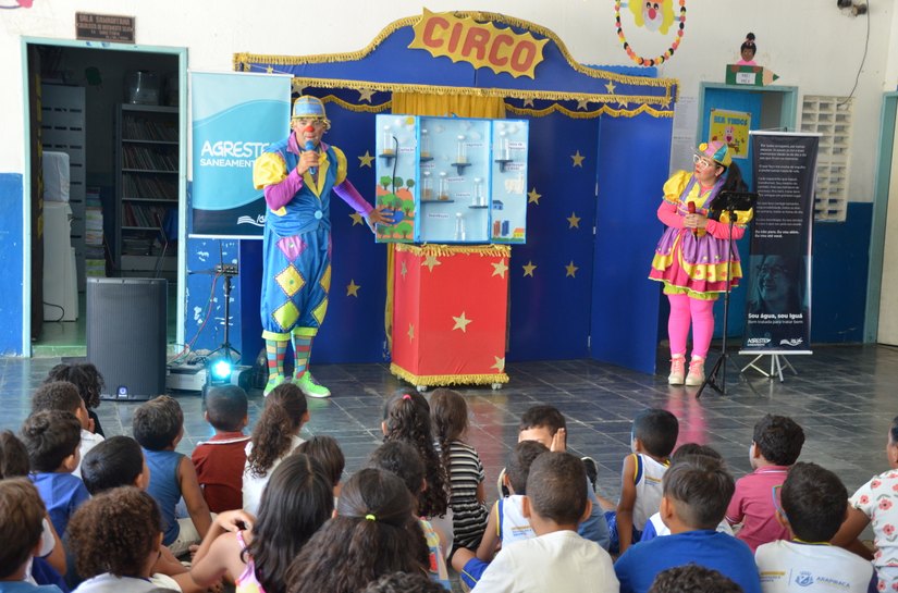 Alunos de Craíbas e Arapiraca recebem o Agreste Itinerante com espetáculo educativo sobre o saneamento