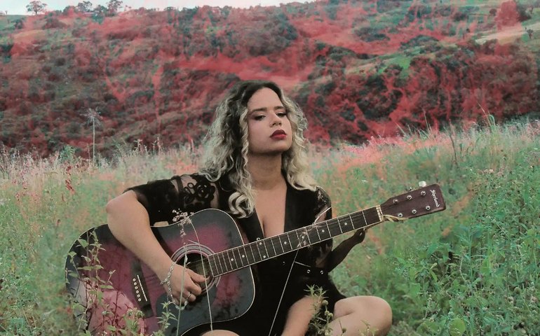 Suzi Mariana leva seu show acústico autoral à FliPenedo 2025