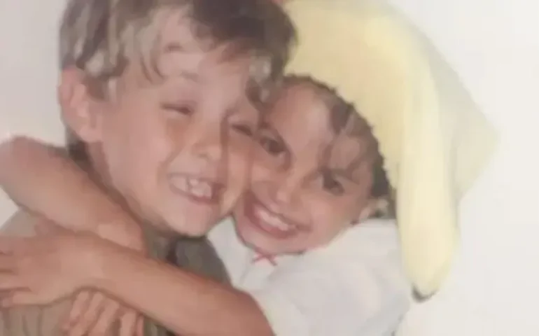 Com fotos da infância, Kayky Brito recebe mensagem da irmã após acidente: 'Fica calmo e forte'