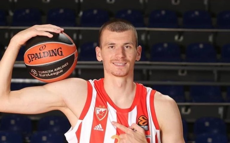 Veja como foi o lance que fez jogador da Sérvia perder um rim na Copa do Mundo de basquete