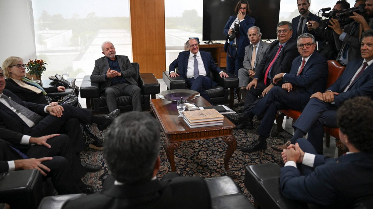 Ministros e presidentes do Congresso participam de reunião com Lula com STF