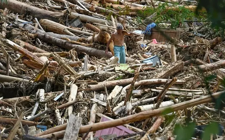 Número de mortes em inundações na Ásia sobe para 1,2 mil