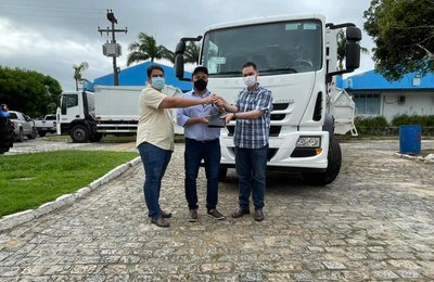 Município de Major Izidoro é contemplado com novo caminhão compactador de lixo 