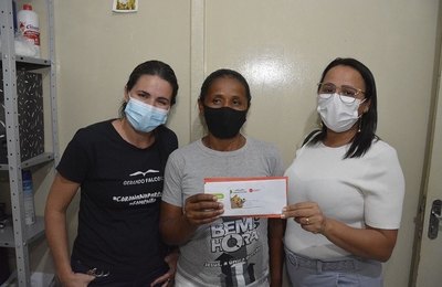 Mais 100 famílias são contempladas pela Assistência Social de Anadia com cartões de vale alimentação 