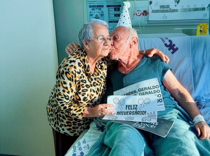 Aos 80 anos, aposentado celebra aniversário com alta médica no Hospital da Cidade