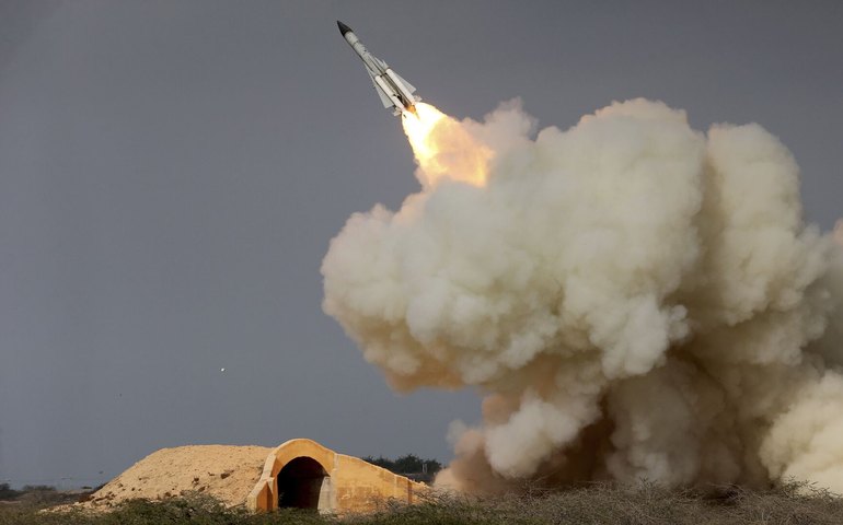 Irã lança novo míssil balístico com alcance de 1.200 km em meio às tensões com Israel