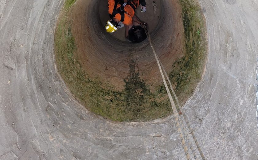 Idosa cai dentro de fossa de 6 metros ﻿em Arapiraca