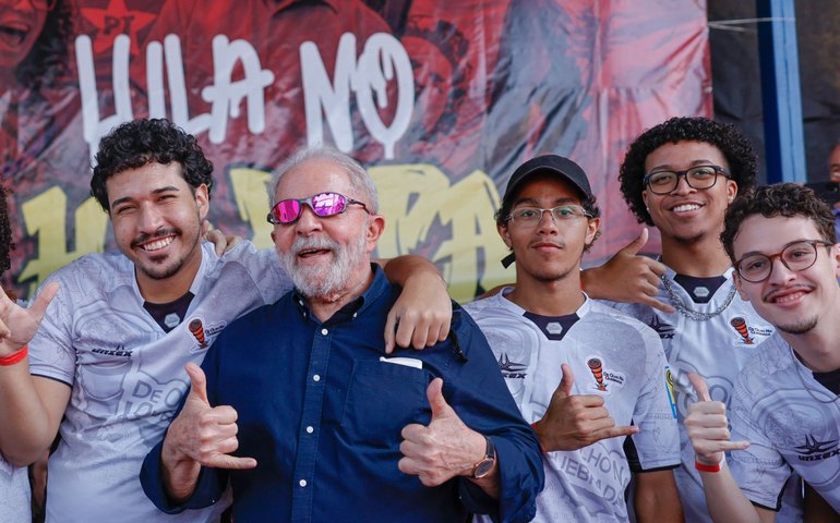 Lula defende voto jovem para ajudar a mudar a história do Brasil