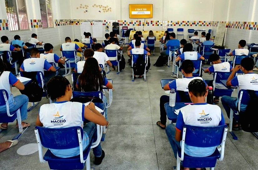 Plenarinho aplica redações para 4700 estudantes de escolas de Maceió