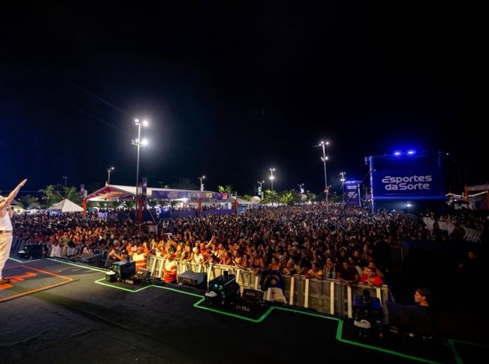 Multidão lota Jaraguá na abertura do Verão Massayó