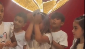 Criança chora por mãe não ir a apresentação. Fonte: Internet