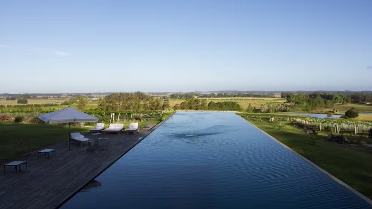 Vinícola, piscina infinita e diária de R$ 10 mil: Como é o hotel luxuoso escolhido por Arrascaeta para festão de casamento
