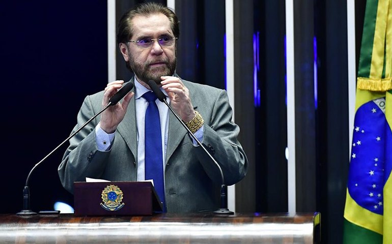 Plínio Valério diz que ataques a professores enfraquecem a democracia