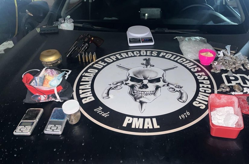 PM apreende duas armas de fogo e drogas em ações no litoral Norte