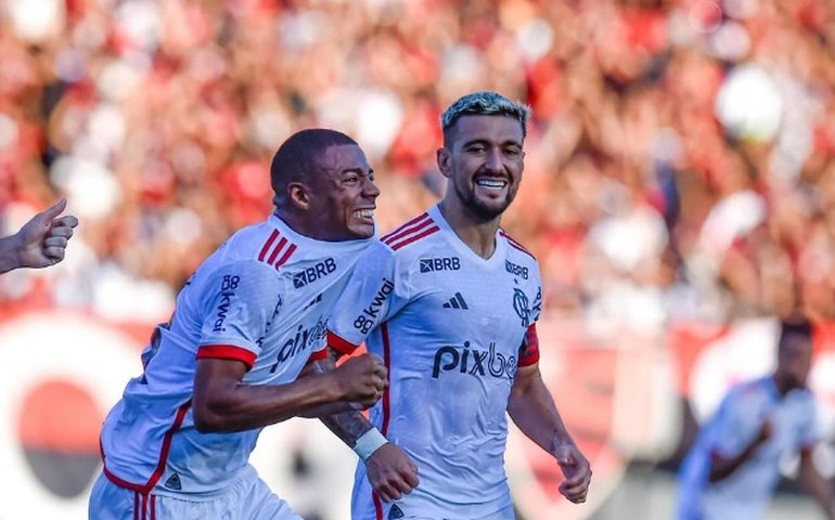 Flamengo joga mal, mas vence o Atlético-GO em duelo com arbitragem polêmica