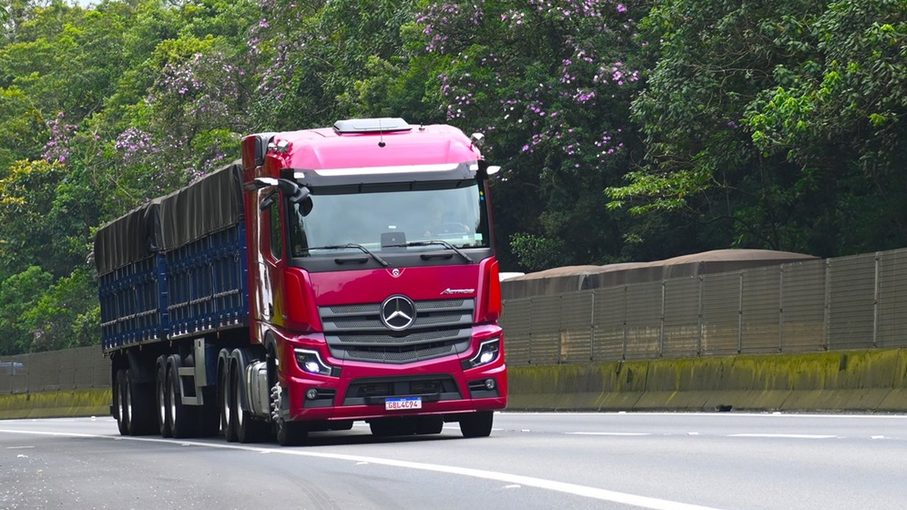 Lugar de mulher é...no Actros 2653 6x4 com 530 cavalos de potência