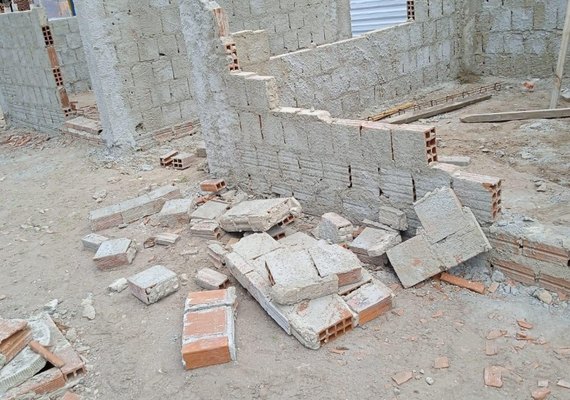 Vândalos destroem quiosques em construção e atrasam reforma de praça em Maceió