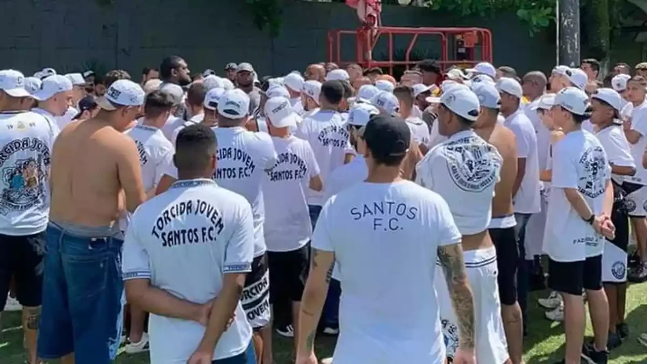 João Paulo pede perdão pela queda e promete ajudar a recolocar o Santos 'em seu devido lugar'