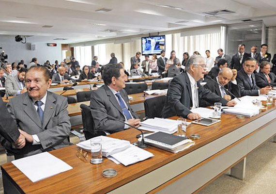 Senado aprova fim de doações de empresas a partidos políticos e candidatos