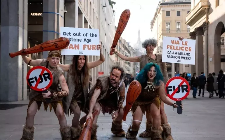 Ativistas pressionam Semana de Moda de Milão a banir peles das passarelas