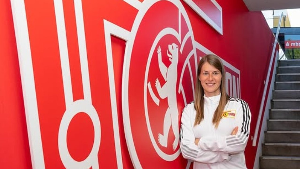Marie-Louise Eta faz história ao se tornar primeira treinadora a vencer na Bundesliga