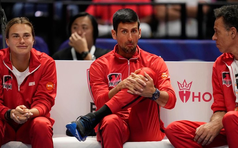 Djokovic dança na quadra, alegra torcida, mas desiste de jogo exibição em Dubai