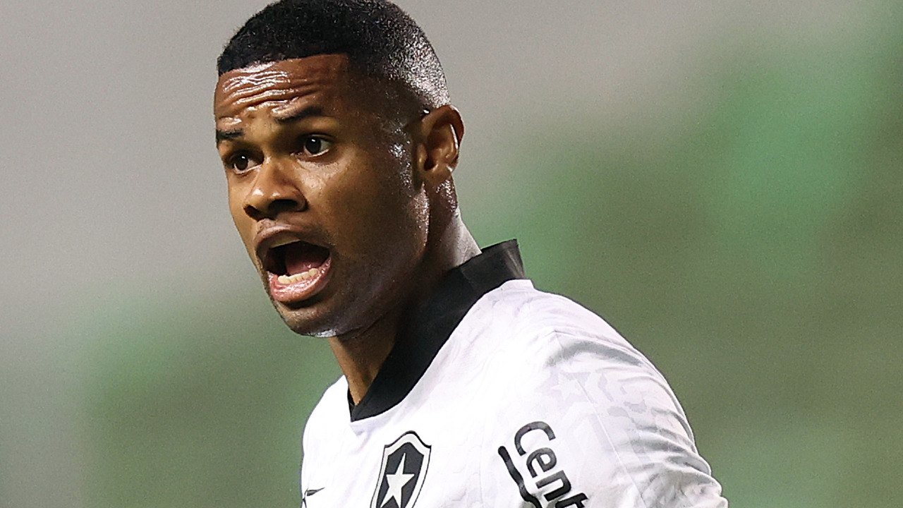 Botafogo bate lanterna América-MG com belos gols de Júnior Santos e abre 12 pontos de vantagem