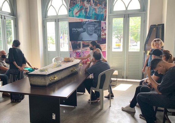 O corpo do alagoano ﻿Carlos Moura é velado ﻿na manhã desta quinta-feira (8), na sede da Fmac