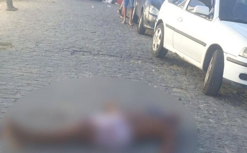 Corpo de homem é encontrado na rua no bairro do Jacintinho
