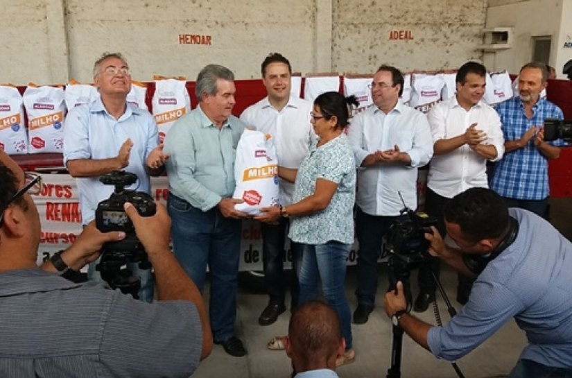 Pequenos agricultores recebem 380 mil quilos de sementes da Seagri