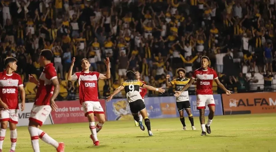 Criciúma venceu o CRB; Galo completa 11 jogos sem vitória. - Foto: Celso da Luz/ Assessoria de imprensa Criciúma E.C