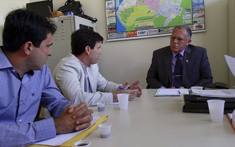 Prefeito de Penedo se reúne com promotor de Justiça e Sindspem para discutir greve na Educação