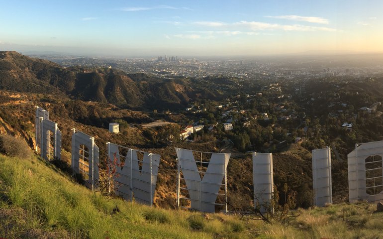 Letreiro de Hollywood ganha iluminação após décadas
