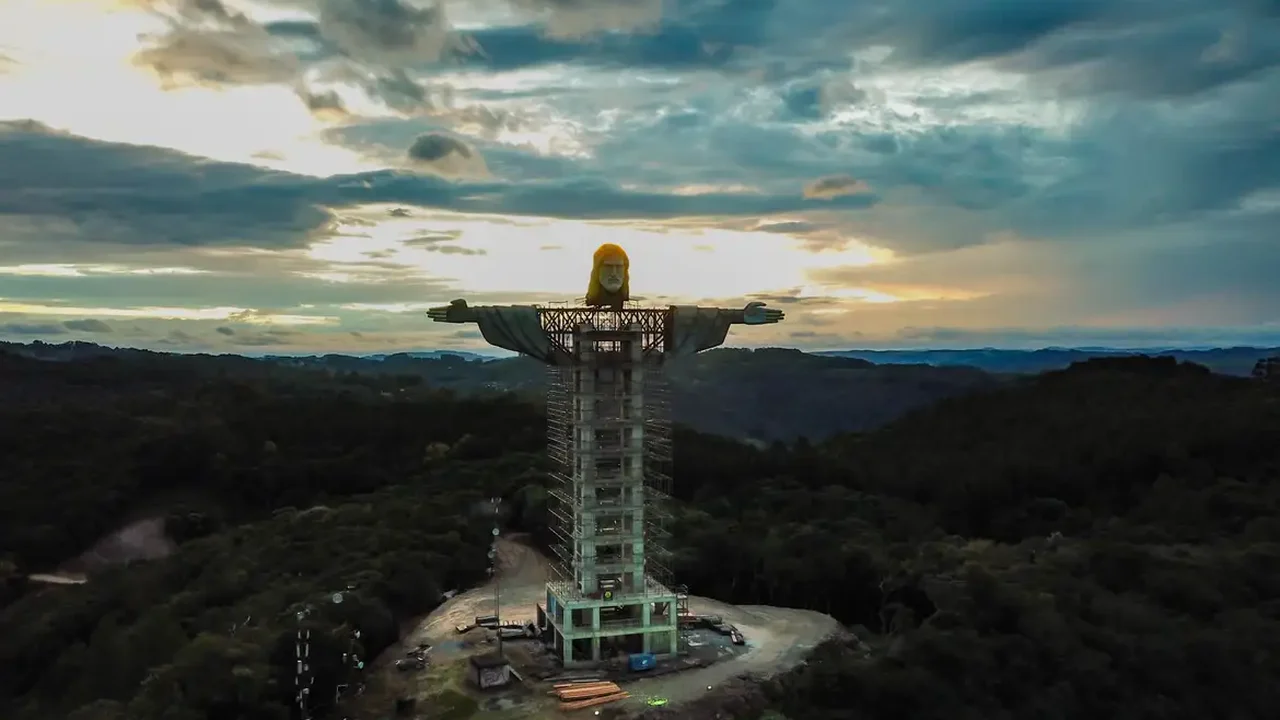 Como é a estátua de Encantado que tem altura maior do que a do Cristo Redentor do Rio?