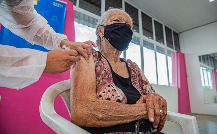 Alagoas recebe mais doses de vacina e estenderá imunização para idosos com 78 anos