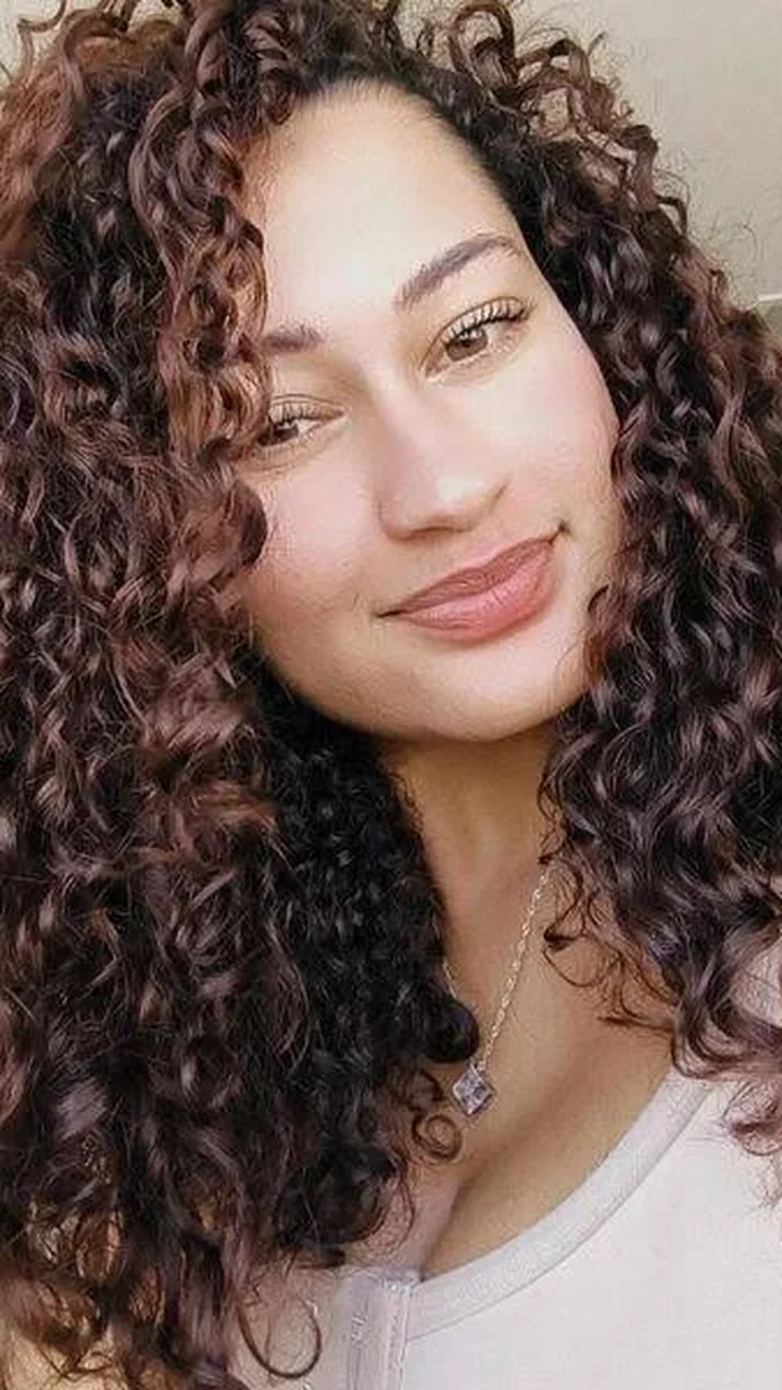 Quem é Emiliane, encontrada amordaçada e acorrentada após ser sequestrada pelo ex em Goiás
