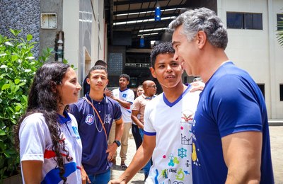 Rafael Brito propõe criação de bolsa para premiar alunos com melhores notas